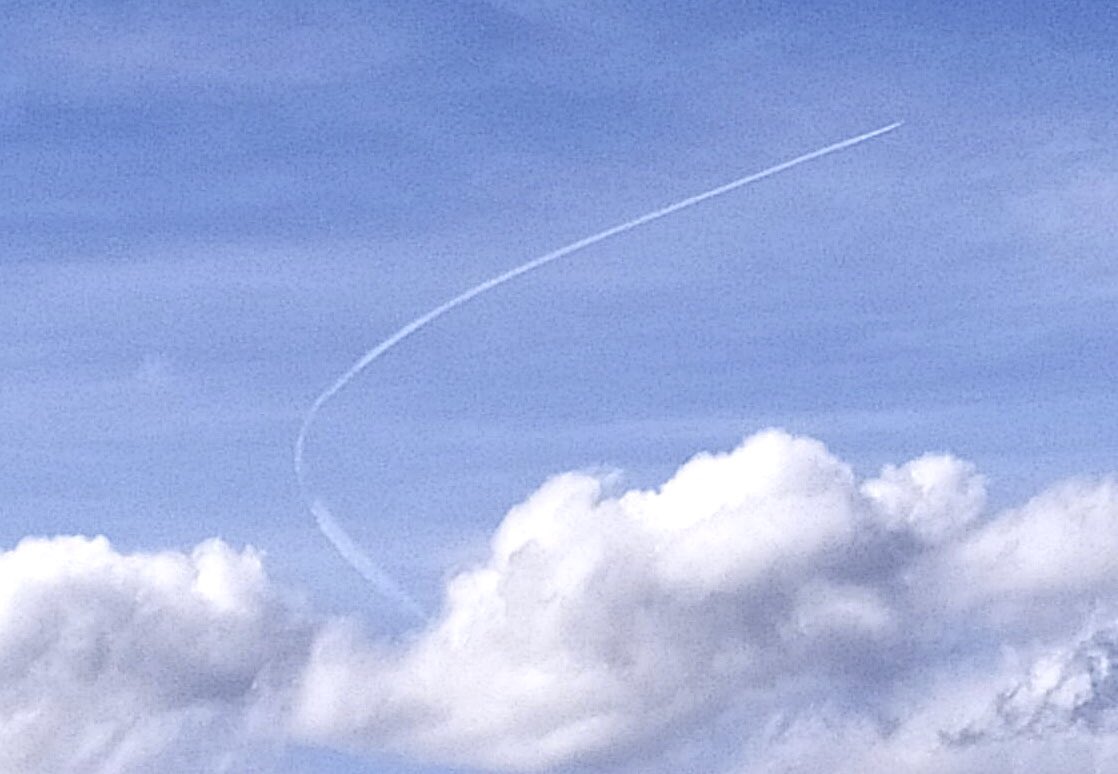 Heute musste ein Flieger am Münchner Himmel wieder umkehren, der Flugradar hat versäumt ihn zu kennzeichnen😂
Das hat nichts mit Geoengineering und SAI zu tun!
Auch wenn die Schweizer sich bei der Umweltkonferenz 2019 über diese Versuche, die bereits stattfinden, beschwert hat🤷‍♀️