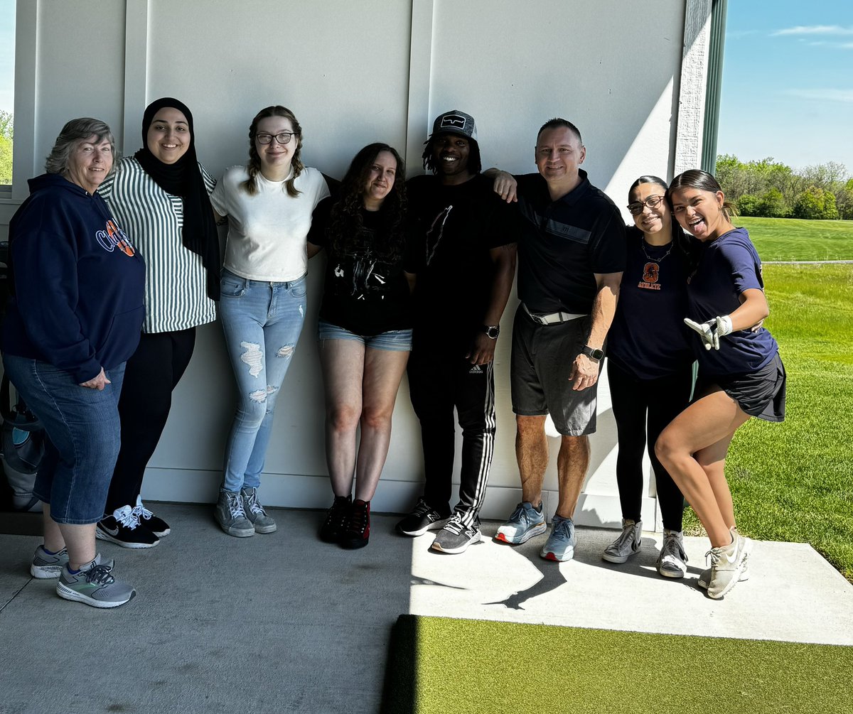 Senior get together at the golf course.  #RaiseTheBar  #CanIGetAFrootLoop @StaggAthletics