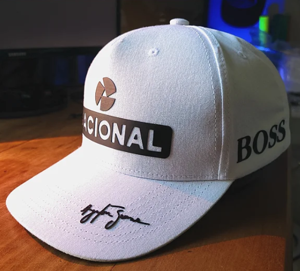 121Estampas's tweet photo. O GP de Miami vai começar e trouxemos 3 bonés Senna que vão te fazer vibrar:

Vermelho Inspirado macacão do Senna
O clássico Azul
Branco que é uma releitura nossa, com detalhes únicos.

Garanta o seu <link da loja na bio>

#AyrtonSenna #SennaEterno #F1 #GPMiami #Miami  #MiamiGP https://t.co/jAAoqxuhmJ