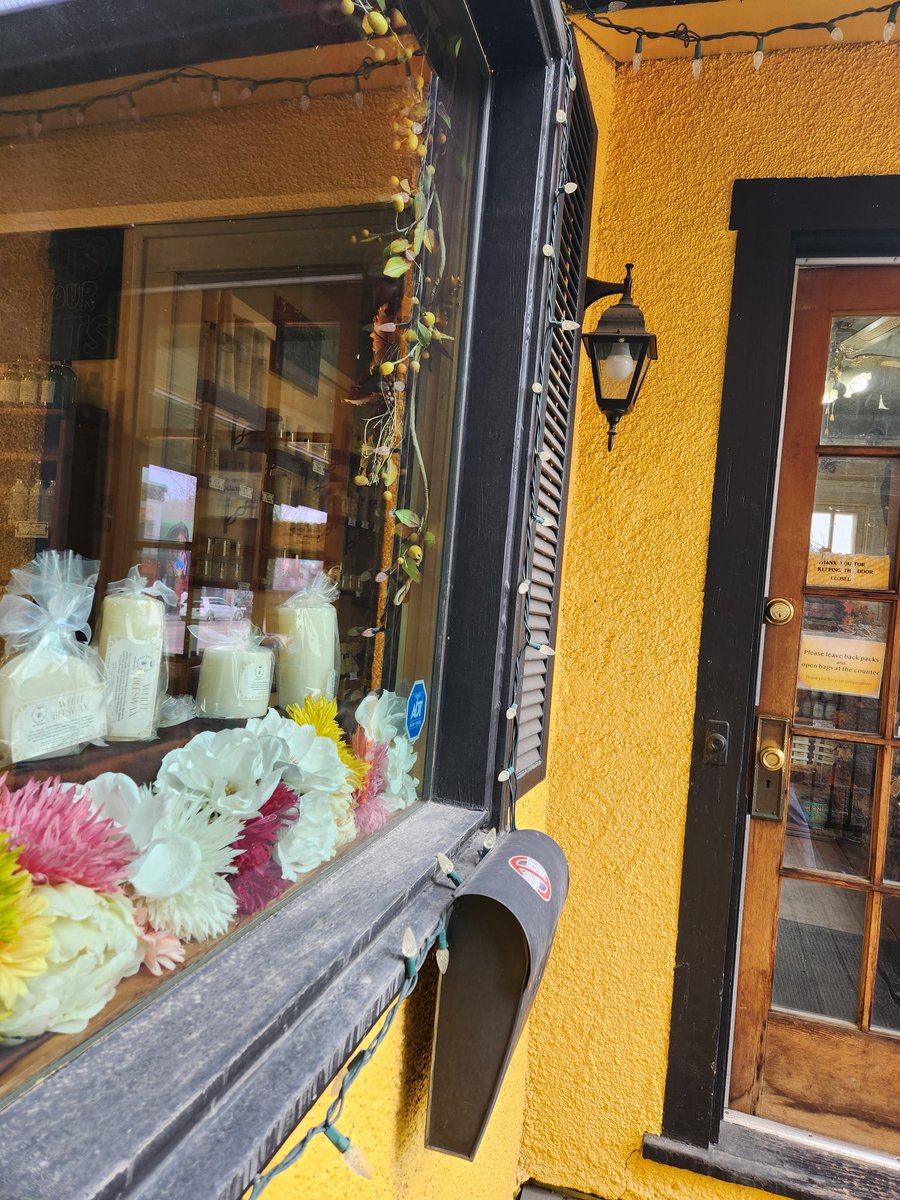 Stopped at my favorite local shop. The Bee Hive has been running for 25 years, and has been a local gem for natural bath and bodyproducts, honey, candles and wax. 
#yyc #Shoplocal #buylocal #local 
#TravelAlberta #Calgary #Alberta #Canada #NATURALVIBES