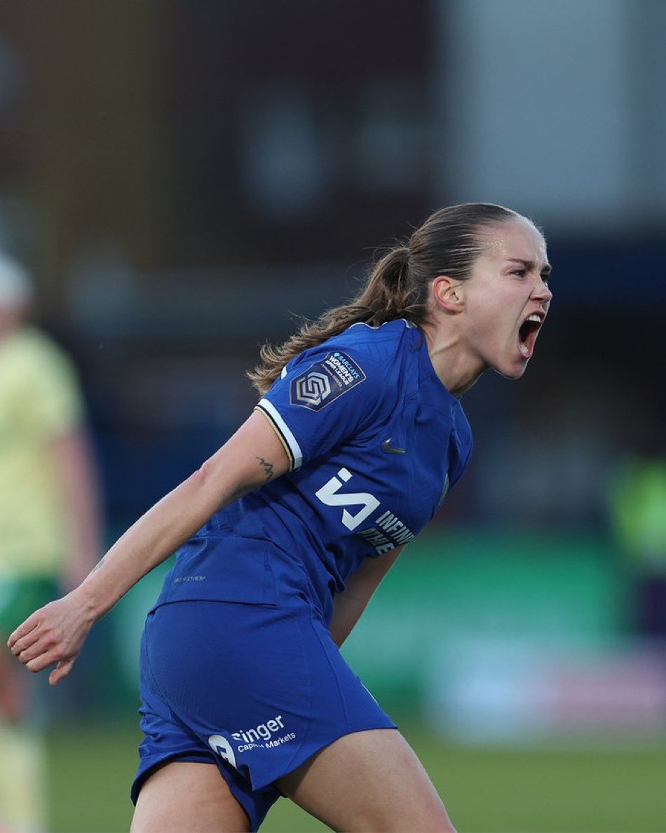 WRITE EMMA HAYES OFF AT YOUR OWN PERIL ☠️ 💙 With their backs against the wall, Chelsea women responded MASSIVELY and scored eight (8!) goals vs. Bristol City to go up one in goal difference over Man City Unbelievable display from The Blues and their NEVER SAY DIE attitude 👏