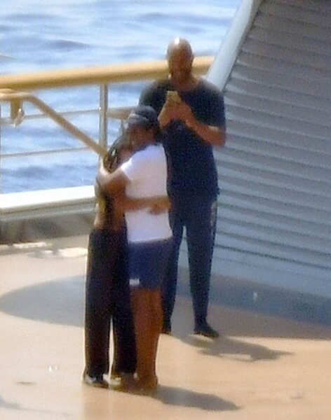 E esse momento fofo entre JAY-Z e Solange Knowles no dia 10 de setembro de 2021 na costa de Ponza, Itália? Merecíamos as fotos em boa qualidade que o Julius tirou 🤎