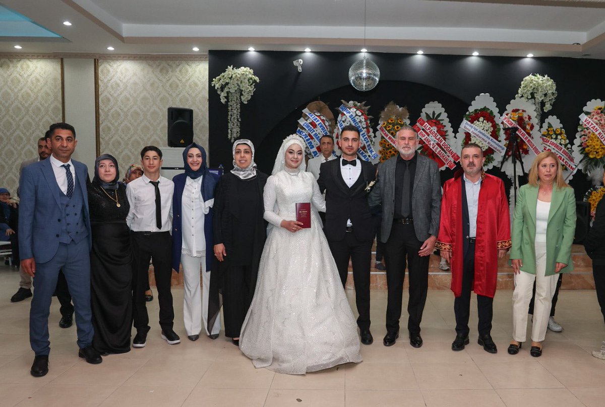 Osmanlı mahallesi muhtarımız Sn.Nejla Akdeniz’in oğlu Çağrı ile İrem’in düğün merasimine katıldık. Genç çiftlerimize ömür boyu mutluluklar diliyorum.