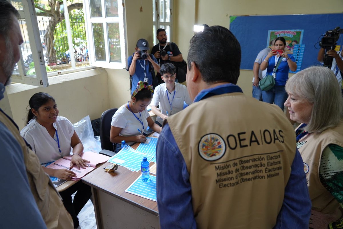 He recorrido mesas de escrutinio en el Instituto Nacional de 🇵🇦, acompañada por ⁦@pacoguerreroa65⁩ y ⁦@gerardodeicaza⁩. Pudimos comprobar una alta participación ciudadana en esta jornada de fiesta para los panameños y las panameñas que deciden el futuro de su país.