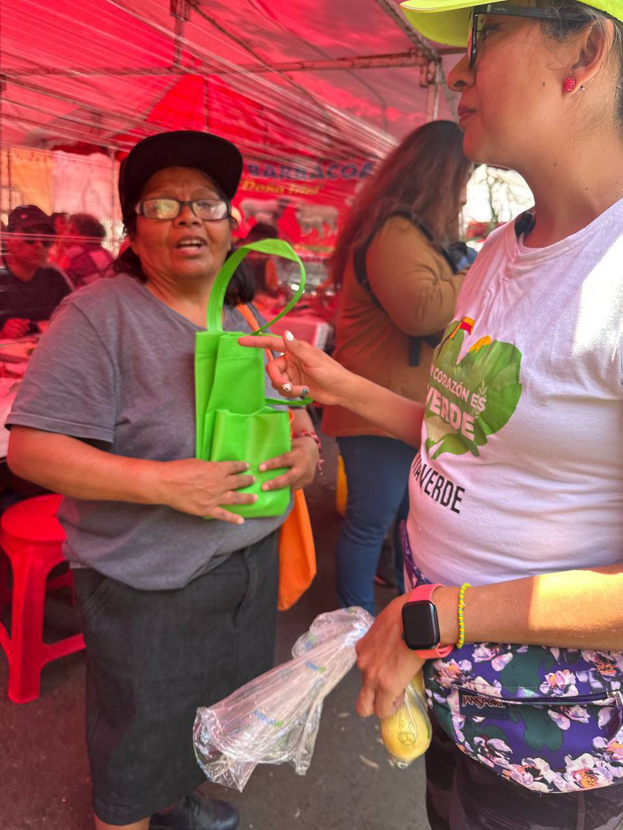 En el #TianguisLasPalomas platicamos con vecinos, vendedores  men donde escuché sus necesidades y compartí sonrisas. Como candidata a diputada local por el distrito 6, reafirmo mi compromiso de trabajar por nuestra comunidad.
#Ecatepec #Distrito6 #MiriamSilva #VotaVerde