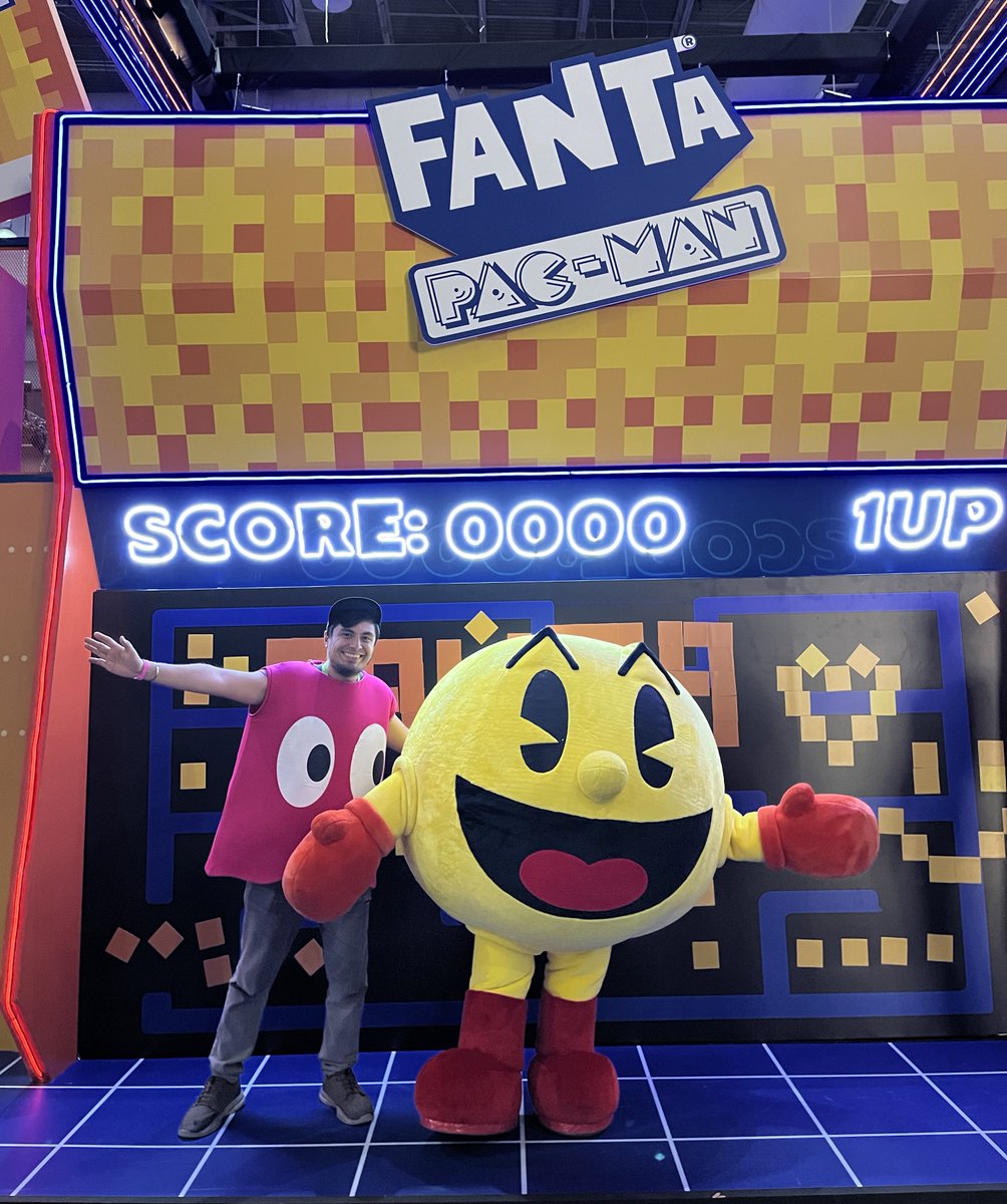 OMG al final sí se logró foto con @officialpacman 😭😭😭😭 @BandaiNamcoLA