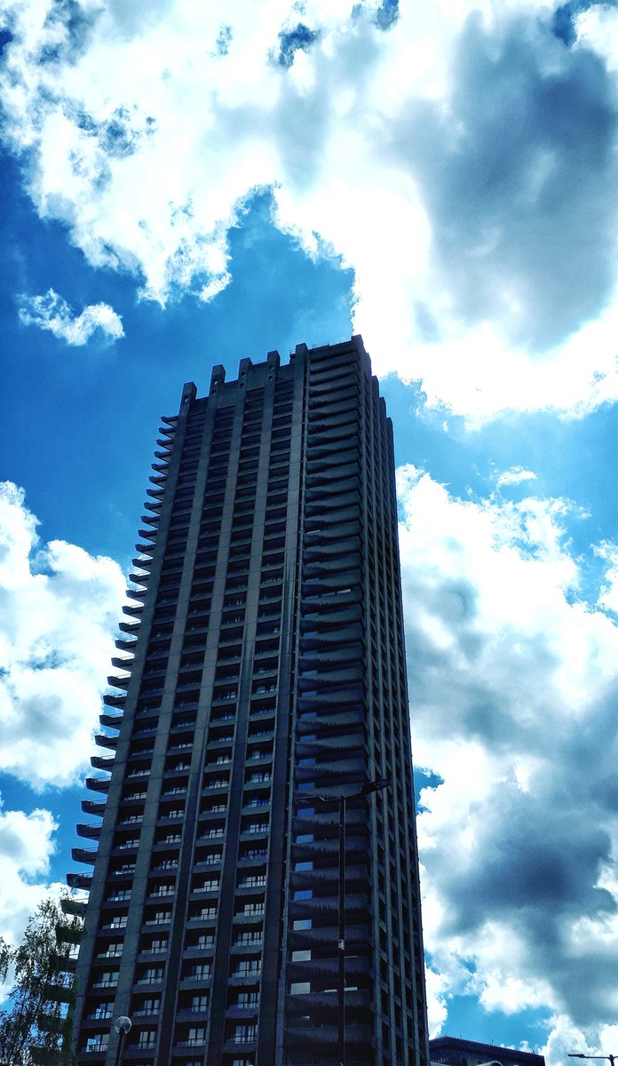 Looking up. 😊

This is #London 

#TheBarbican #walking #walkingLondon #Londonwalking #photography #streetphotography #urbanlandscape #visitbritain #visitengland #visitlondon #strava #stravaphotos #stravawalking #Cuban #Immigrant #Londoner #London #Londres #Londinense #creativity