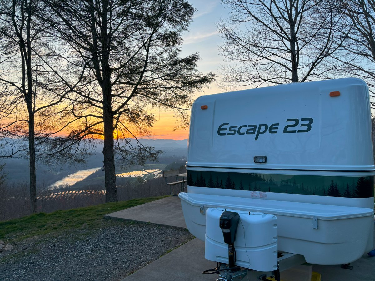 Chasing sunsets with the #E23!🌄 Who else loves watching the sky turn into a canvas of colors at the end of the day? #SunsetSunday #EscapeTrailer #TravelMore #ExploreToday