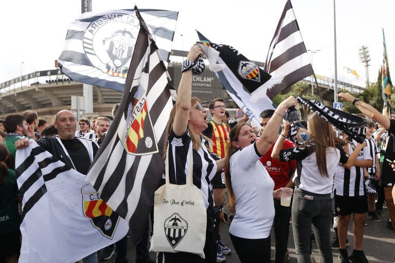 El CD Castelló puja a Segona. I L'Hércules, a Primera RFEF. Un diumenge històric. Felicitat compartida amb les seues aficions. (I se'n va Menotti, i amb ell tants records d'infantesa)