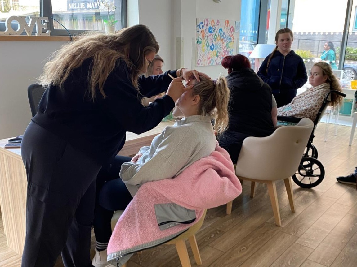 This #selfcareSunday, we want to say a big thank you to @morgans_army_, #VioletsWildflowers and @advocatesandan1 who organised a wellbeing event in our #Cardiff House last month. 🙌 Families enjoyed haircuts, massages, and beauty treatments free of charge. 💇❤️