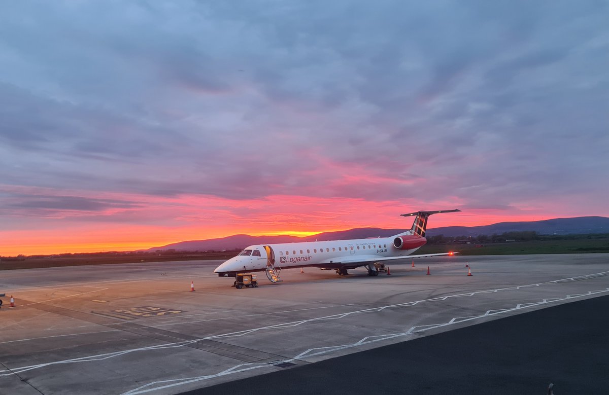 Golden hour at City of Derry Airport😍🌄 We hope everyone is having a wonderful Bank Holiday weekend from #TeamCoDA! Image Credit📸 Mark Gallagher @FlyLoganair #CityofDerryAirport #GatewayoftheNorthWest #GoldenHour #FlyLocal #FlyLoganair