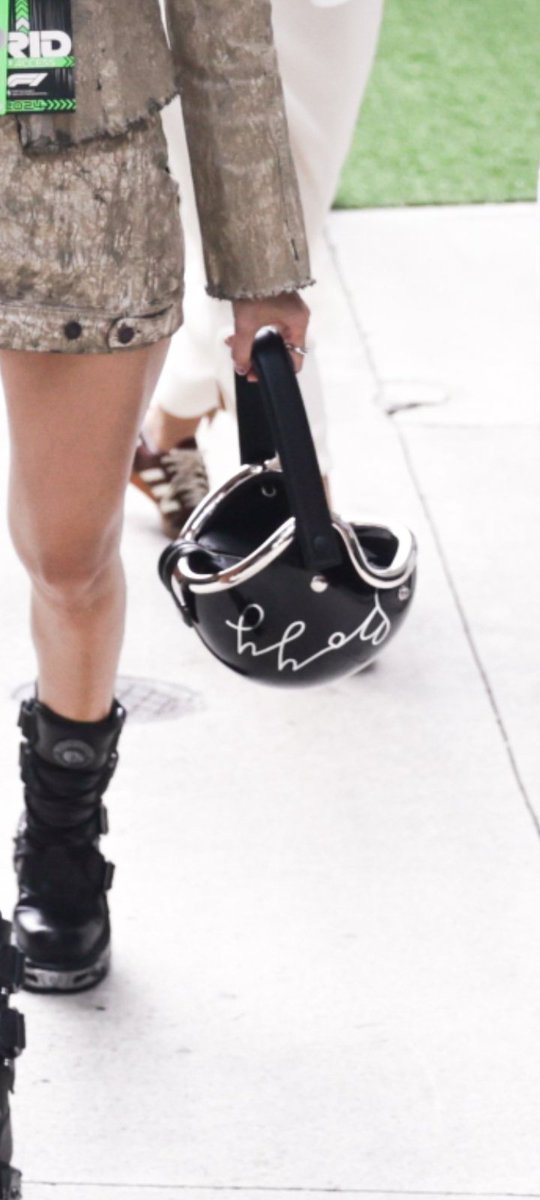 @lilifocus_27 Is that LLOUD written of the helmet handbag or I'm seeing things? 🫠

LISA TEAM REDBULL 
#LISAatF1MiamiGP