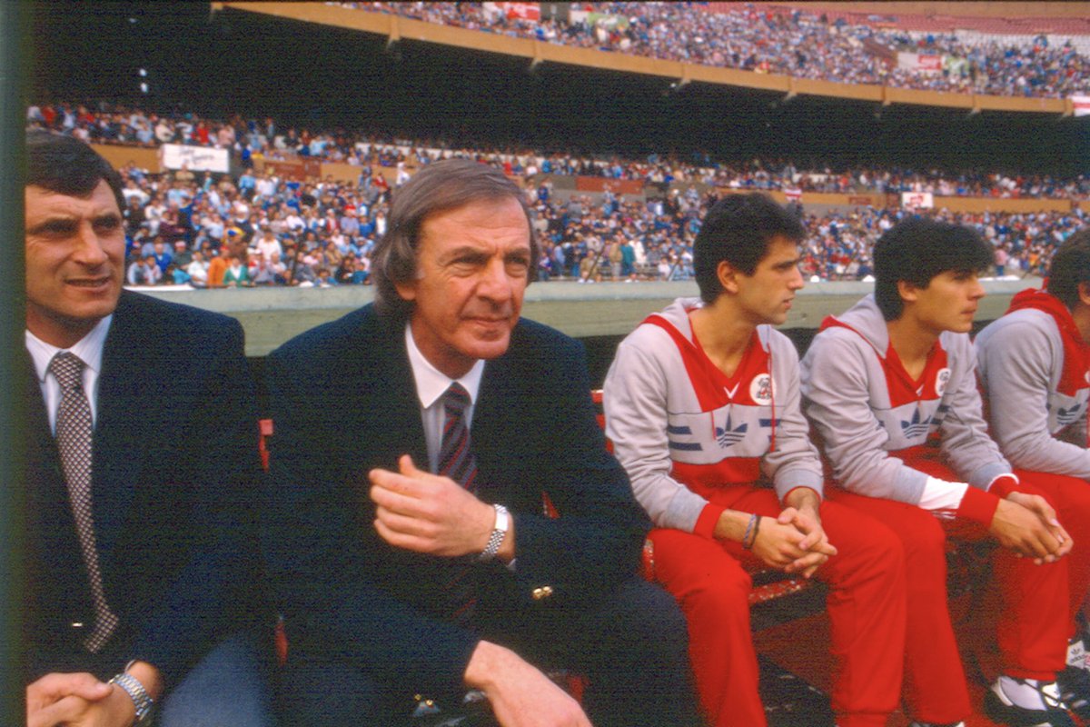 River Plate lamenta el fallecimiento de César Luis Menotti, símbolo del fútbol argentino, DT campeón del mundo en 1978 y ex entrenador de nuestro Club entre 1988 y 1989. Nuestra Institución acompaña a su familia y amigos en estos momentos de profunda tristeza.