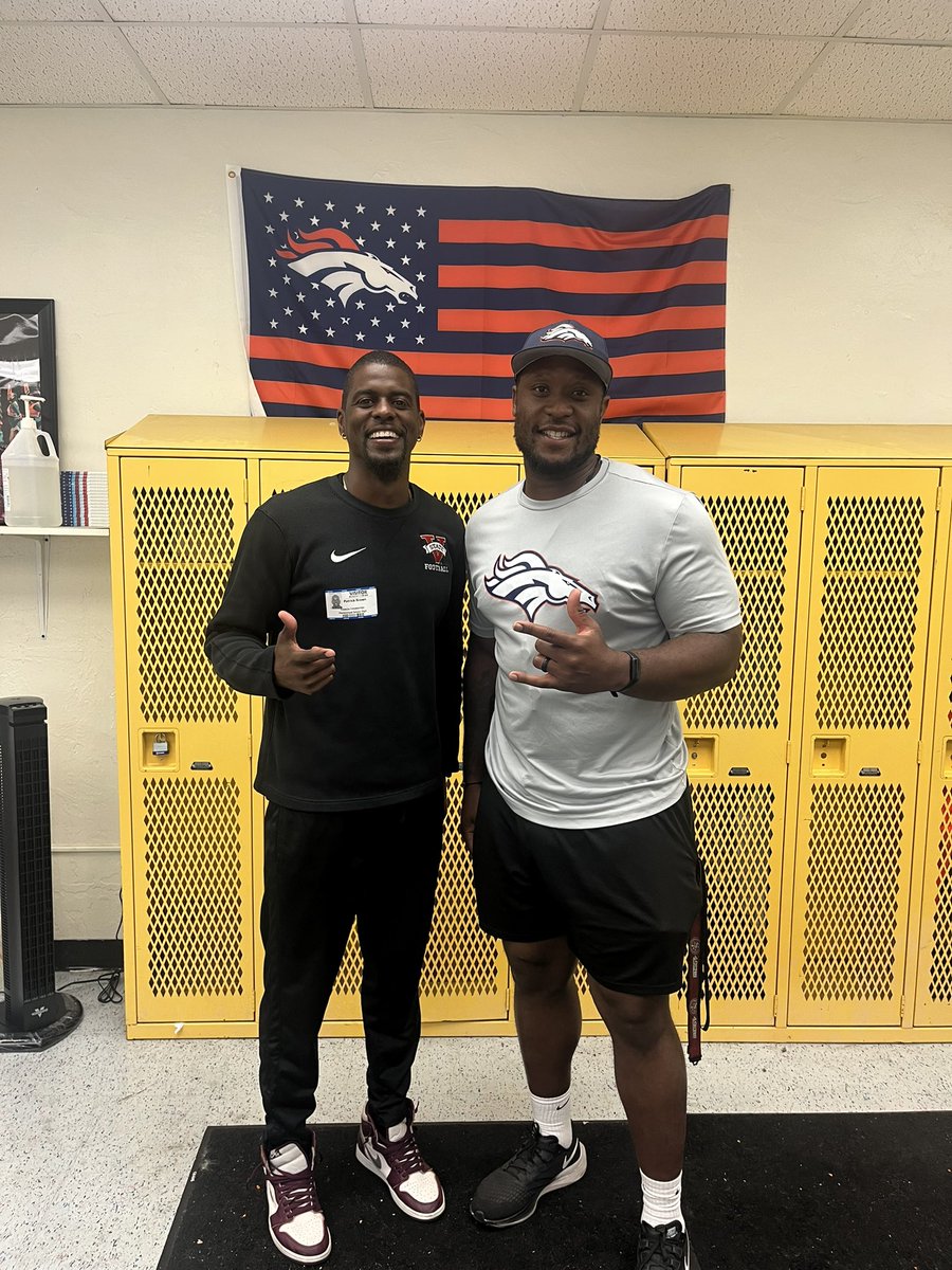 Ronnie Thornton Jr (@bigron56) on Twitter photo Always a pleasure to have college visitors come and evaluate our talent!
Thank you @valdostastatefb for stopping by!! <a href="/HSHBroncos/">@HSHBroncoFootball</a> #SteadUp Always a pleasure to have college visitors come and evaluate our talent!
Thank you @valdostastatefb for stopping by!! <a href="/HSHBroncos/">@HSHBroncoFootball</a> #SteadUp