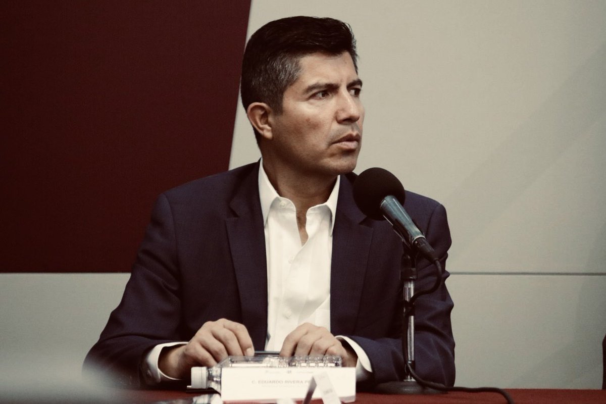 CapitalPueblaMx's tweet photo. 💥 10 preguntas sobre el “atentado” contra Eduardo Rivera💥

¿Por qué el candidato del PAN 🤷🏻‍♂️ hizo un llamado los gobiernos federal y estatal, para que garanticen la paz en este proceso democrático, cuando su mejor amigo, el presidente municipal sustituto, @adandominguez, es el responsable de la seguridad en la zona donde vive?

¿Cuándo habían visto a la @SSC_Pue actuar tan rápido? ⏰En cuestión de minutos, atrapó a los supuestos responsables.

¿Por qué el actual alcalde, sin pruebas y sin una investigación, aseguró que el suceso se trató de un tema político?
￼
Si el atentado era contra @eduardorivera01, ¿por qué los atacantes llegaron cuando sabían que el panista se encontraba de gira fuera de la ciudad? 

Si Rivera Pérez habla de un atentado contra su persona, ¿por qué las golpeadas fueron sus vecinas?

¿Los colombianos 🇨🇴 se equivocaron de casa?

¿Se quedaron sin gasolina los sicarios? ⛽️Los agarraron cargando combustible.

¿Podrá seguir haciendo campaña con una amenaza de esta naturaleza?

¿No fue delincuencia común? Durante el primer año completo de Eduardo Rivera como alcalde, ❌el total de delitos fue de 31 mil 679, con un promedio mensual de 2 mil 639. Para su segundo año aumentaron a 32 mil 315.

¿Y la ciudad de 10? 😅

NO SOMOS SANTOS ➡️ https://t.co/DwfdKMNrGG
