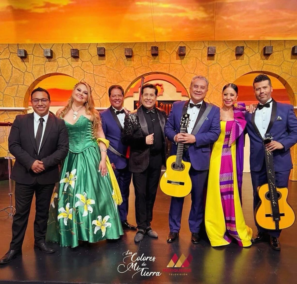 Los Colores De Mi Tierra está apunto de iniciar, nos acompañará el Trio del Angel y Adrián Carrillo No se lo pierdan. Recuerden sintonizar el canal 34.1 de Mexiquense TV o den click a: rosyarango.com/en-vivo/ ¡Vámonos! Vestido de Rosy: Medi-Moda Norma Torres #RosyArango