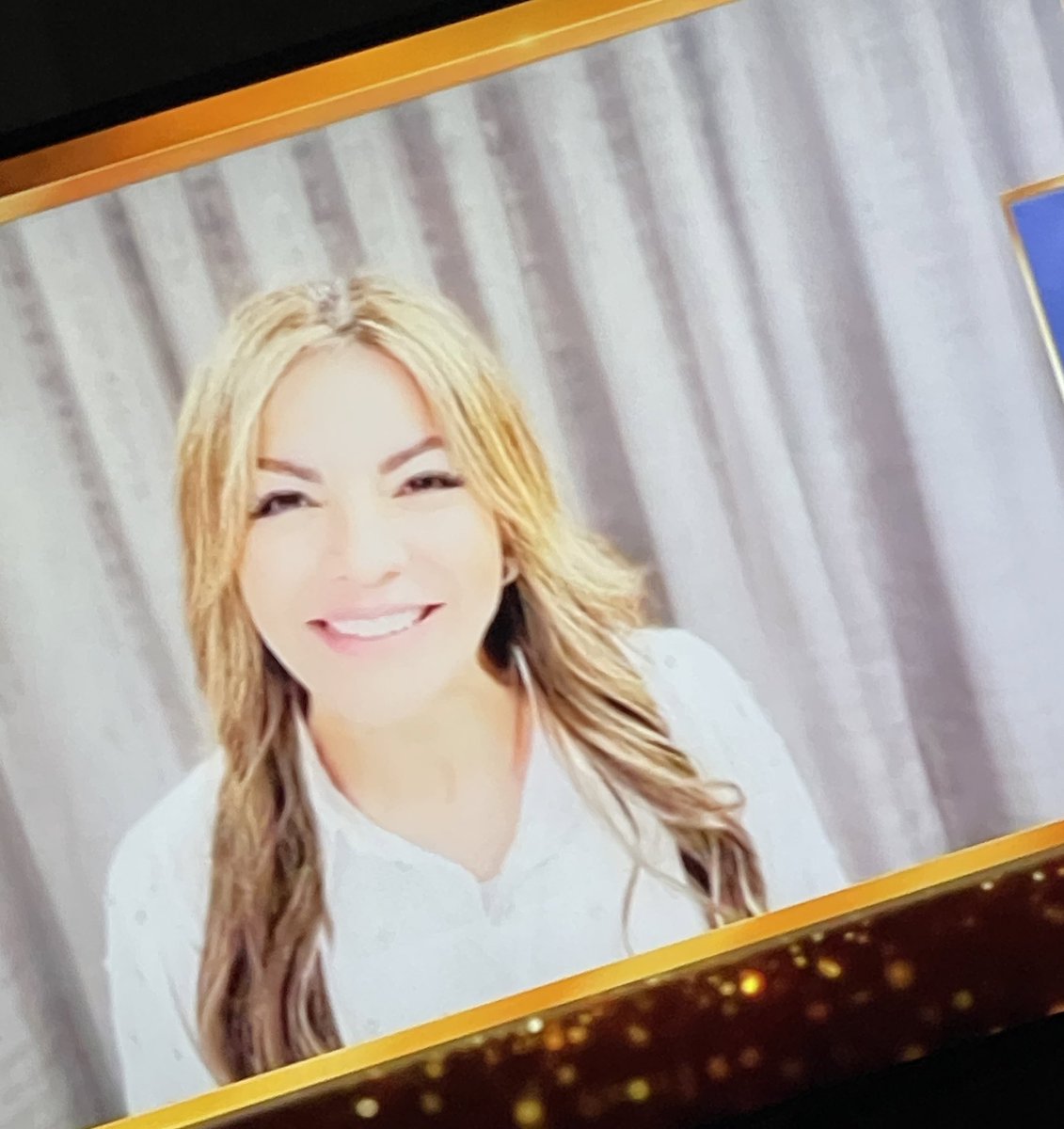 azariafm's tweet photo. De momento pensé que era Dagmar apoyando a Patricia y no a Maripily🙅🏻‍♀️ que susto! 😂😂😂 https://t.co/BsZ5t2Ep6z