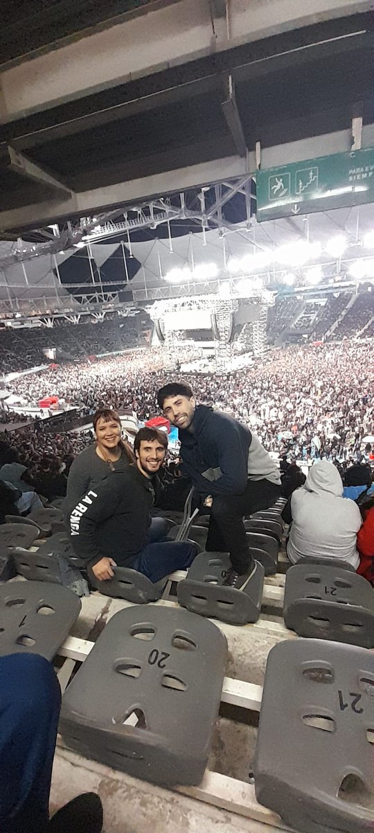 PabloLMDS73's tweet photo. Primer banquete de mi vida en platea, acompañando a uno que se tomó lo de ser rengo muy a pecho https://t.co/V1TS6GuGN6