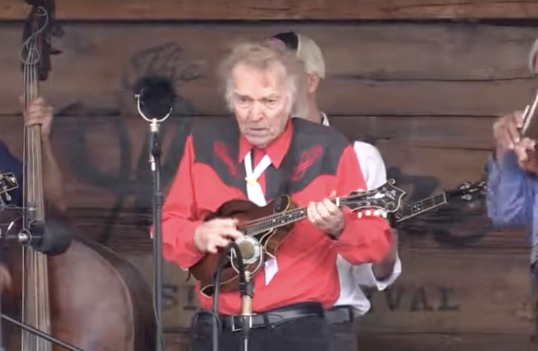 Frank Wakefield, a legendary bluegrass mandolin player, has reportedly died at the age of 89. With his brother Ralph, Frank was a member of the Wakefield Brothers in his teens. His official cause of death is being reported as complications due to COPD.😢