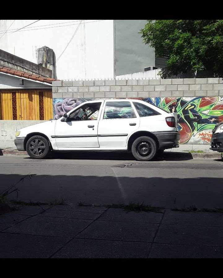 AUTO ROBADO 'Me robaron el auto en Merlo sur, sobre la calle Tucumán entre Salta y Jujuy. Estaba estacionado en la subida de mí garaje. Es mí herramienta de laburo. Sin el auto no como. Patente bal663. Si lo ves avísame por favor'.