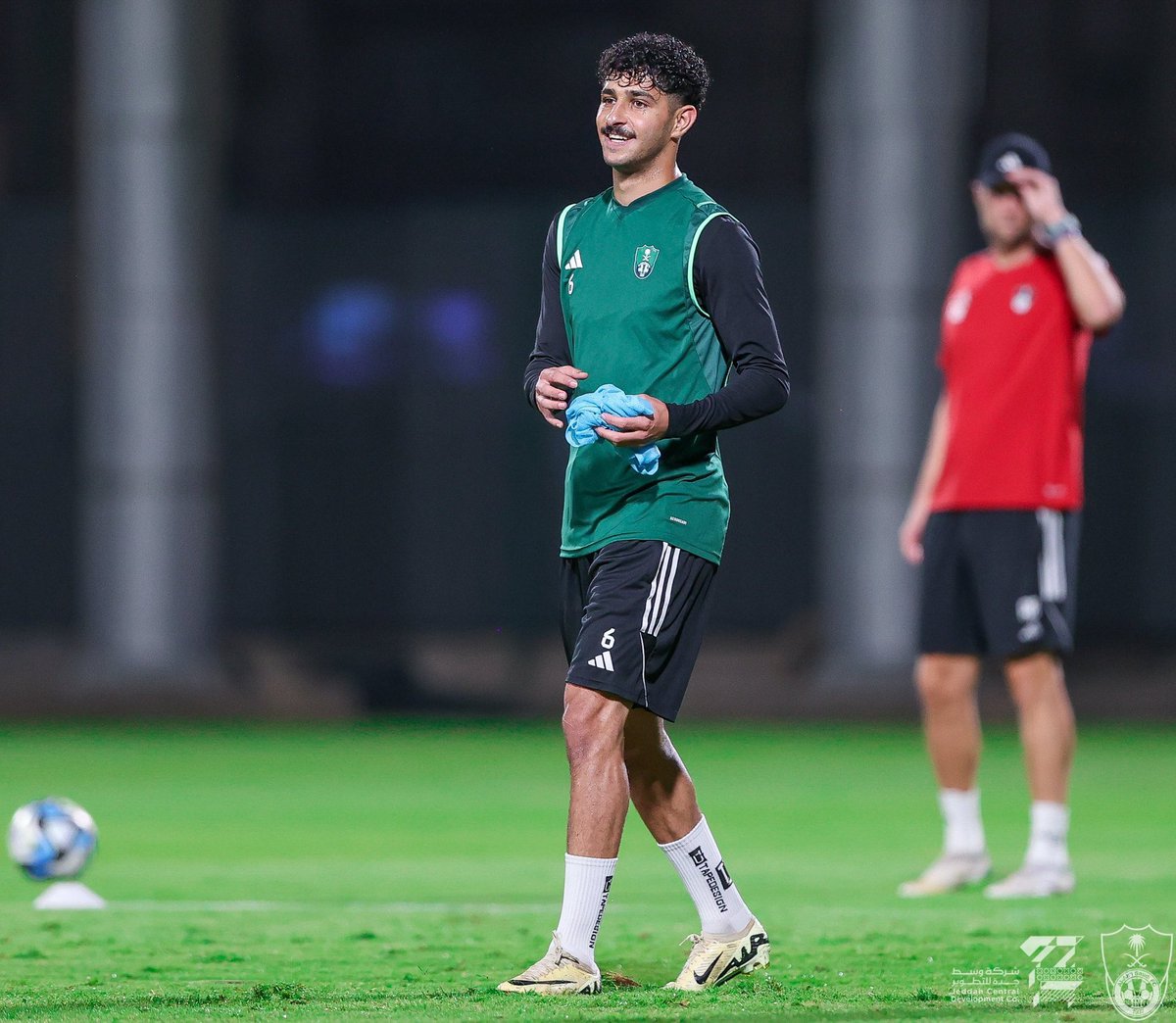 بالرغم من إني هلالي .. إلا إني اتمناها تعادل لسببين : الاول استمرار الهلال بدون خساره بالدوري 💙 الثاني ابغى اشوف الملكي في آسيا الموسم الجاي 💚 بالأخير راح أفرح إذا فاز الأهلي لخاطر الغالي بسام الحريجي 💚✅ #الهلال_الاهلي