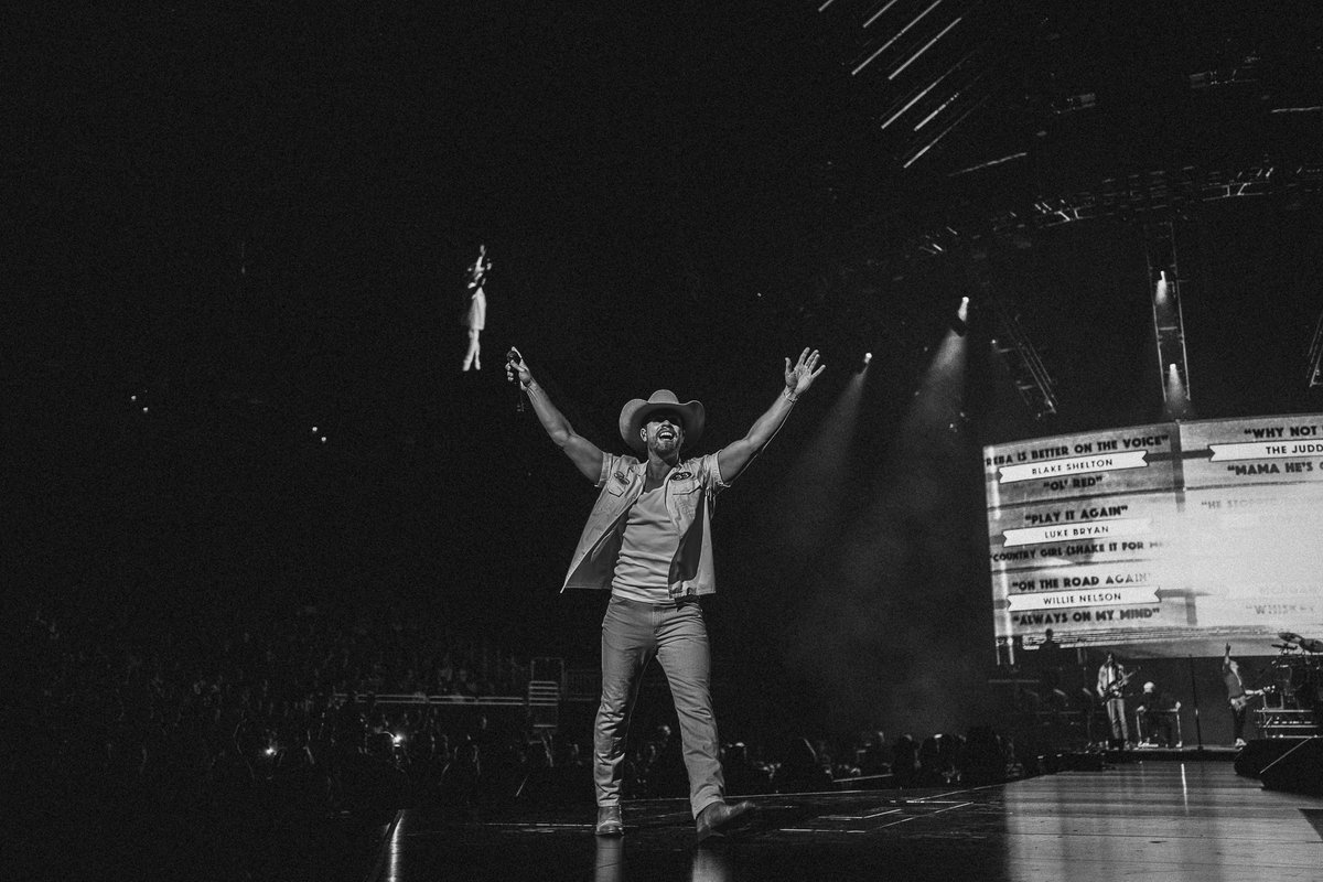Hands up if you're ready for a country party with @dustinlynch at Saint Louis Music Park this Friday! Cure those Monday blues by scooping tickets to see the country star now: bit.ly/DL5-10-24