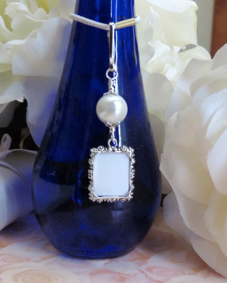 Wedding bouquet charm. Memorial photo keepsake. smilingbluedog.etsy.com/listing/271604… via @Etsy #Etsy #etsymntt #epiconetsy #etsyseller #shopetsy #USA #VA #brides #bridetobe #shopsmall #shoppingonline #etsyfinds #shopping #wedding #giftidea