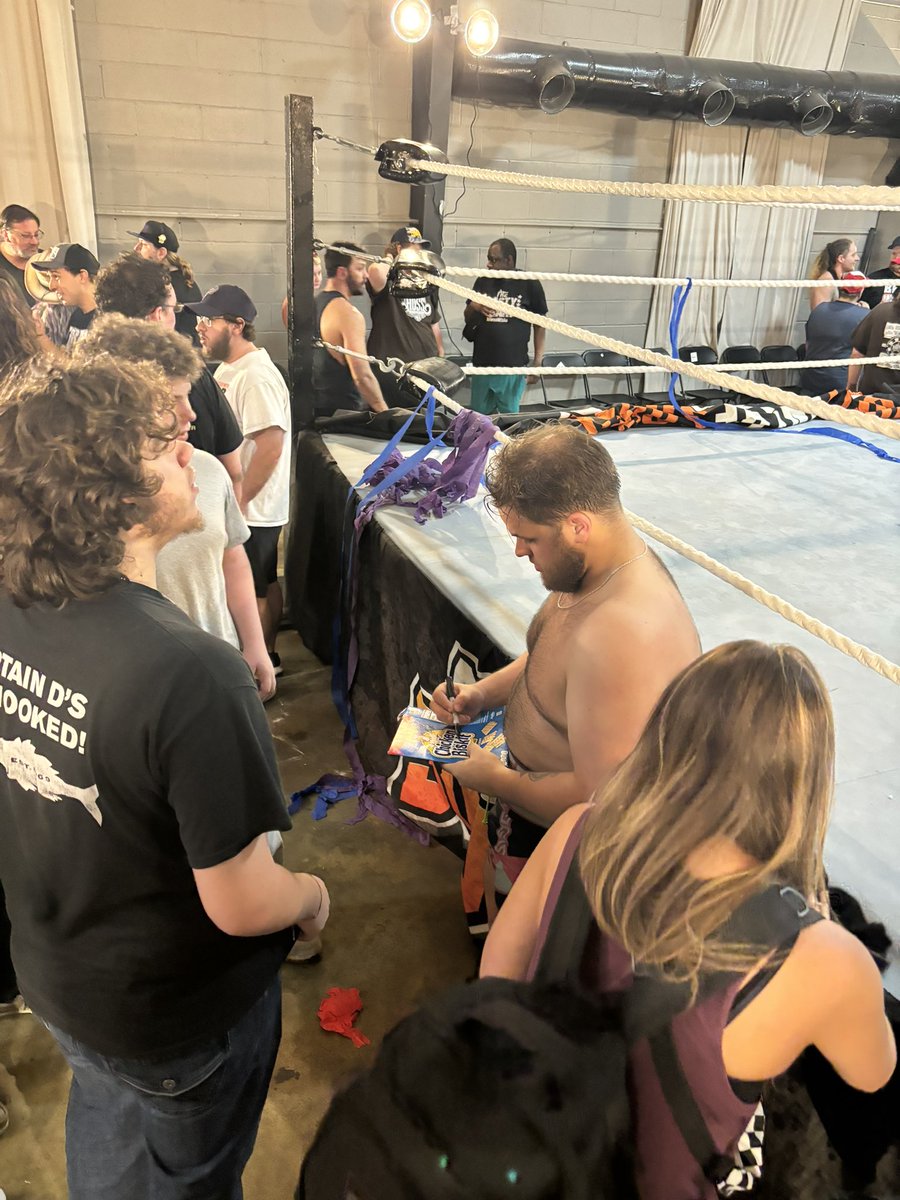 Yesterday had to be a hard day in the office for @toon_brayden. He dropped his belt. He is injured. He put on his own show the before. Just a lot happening on his life. But then I watched him ringside after the show sign autographs and take pictures with fans. #ThankYouToon🖤