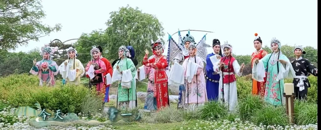 These Qin Opeara enthusiasts with an average age of 25 performed and filmed the Music Video 'Up Spring Mountain' in the version of Qin Opera in Xi'an landmark attractions during the May Day Holiday.#xian #qinopera #tangparadise #cityscape #citywalk #chinaculture #chinatradition