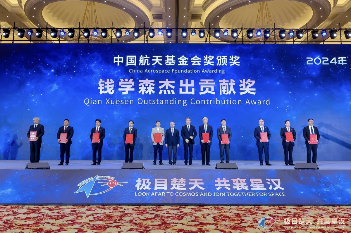Professor Lyu Jinhu Receives Qian Xuesen Outstanding Contribution Award from China Aerospace Foundation 🏆 On April 24, the main venue events of the 2024 'Space Day of China' and the opening ceremony of China Space Conference 2024 were held in Wuhan, Hubei Province.