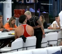 HermanoGra1880's tweet photo. esto es violencia fisica y es EXPULSION DIRECTA en cualquier parte del mundo
#GranHermano #GH2023 #GH2024 https://t.co/L9VmzoOGj1