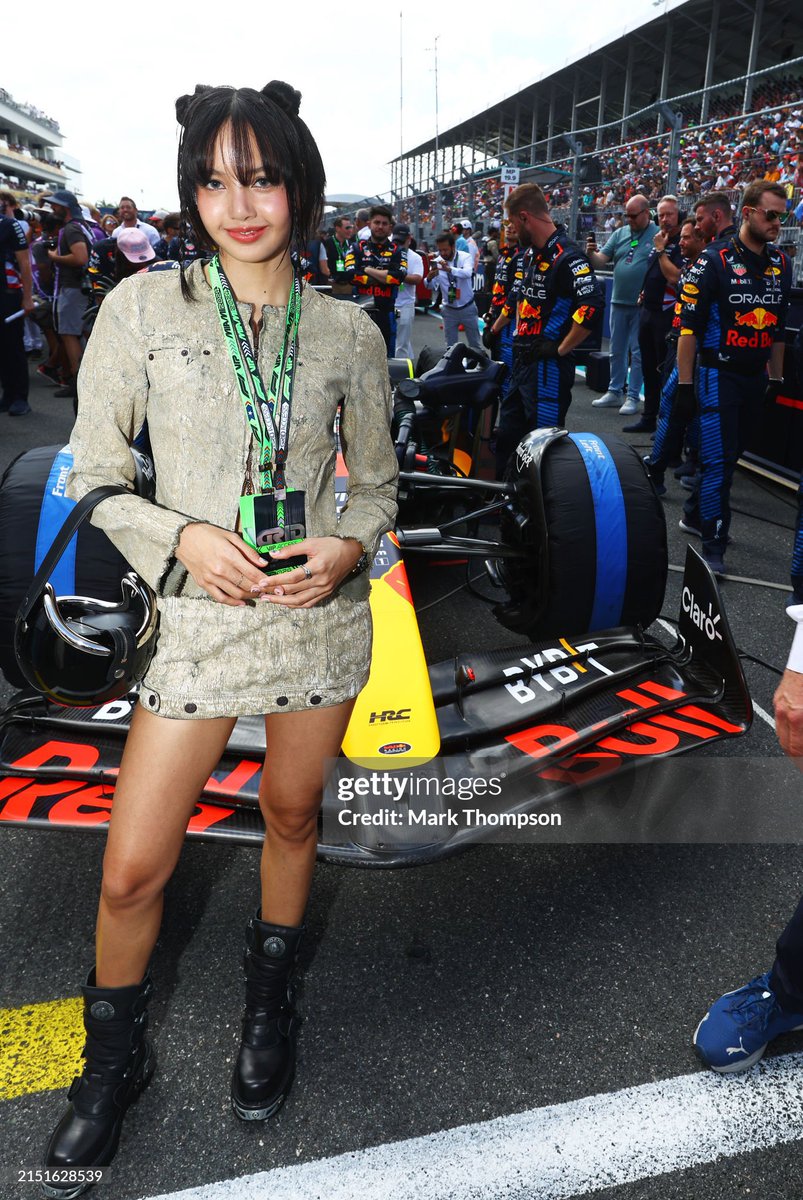 MAY 05: Lisa poses for a photo on the grid with Oracle Red Bull Racing mechanics prior to the F1 Grand Prix of Miami at Miami International Autodrome on May 05, 2024 in Miami, Florida. (Photo by Mark Thompson/Getty Images) #LISAatF1MiamiGP #LALISA @wearelloud