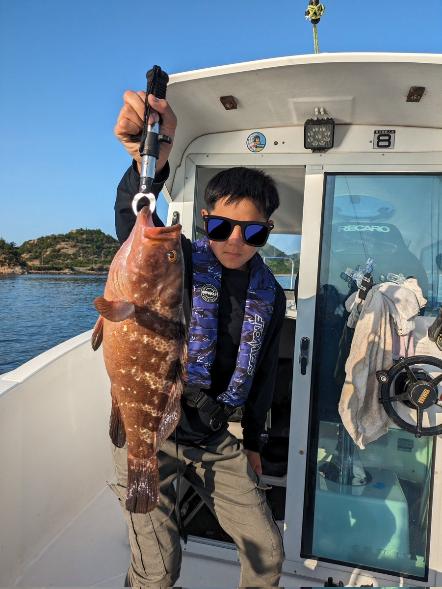 M_Mikio7's tweet photo. 今春から高校に入学した息子との釣行。野球部に入部して唯一のGWの休みで小豆島まで行ったけど無反応。タイもGWでお休み？
豊島まで戻りなんとかアコウの47cmが釣れて良かった〜。 https://t.co/v8AJPpcnEx