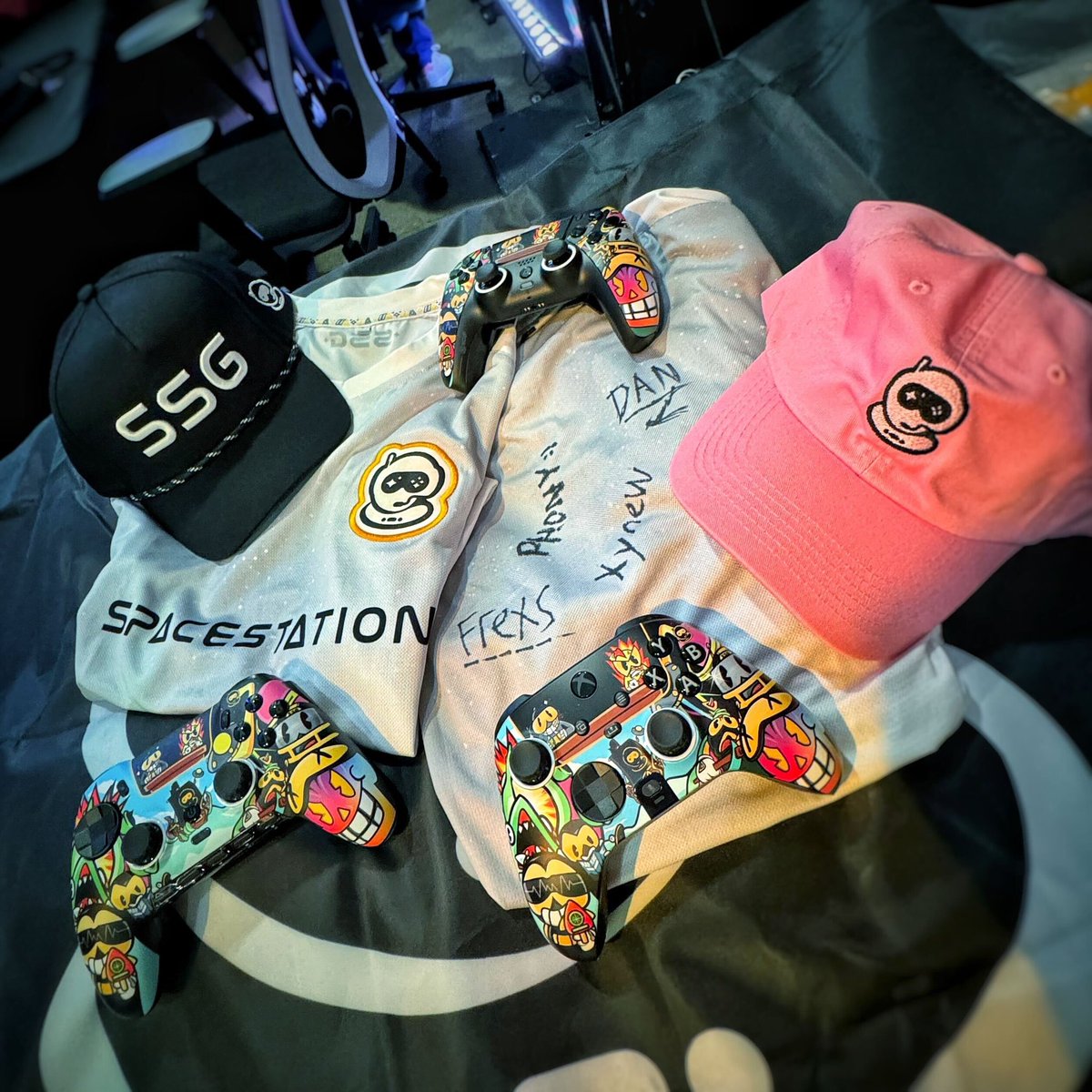 for all the homies that couldn’t make it to LAN we got some SSG goodies, SSG Scuf controller, and a signed SSG Apex jersey ALL 4 YOU 🫵 To Enter: reply with #SSGWIN and retweet this post picking the winners in 24 hours!!