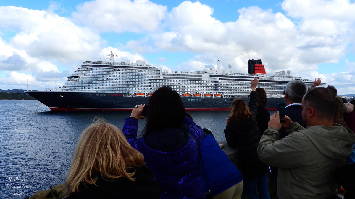 Escala inaugural del #QueenAnne de la naviera @cunardline en @PuertoACoruna .Foto de grupo, capitana del buque Inger Klein-Thorhauge, presidente de la autoridad portuaria de A Coruña @MartinFPrado1 , consignataria @RUBINE_HIJOS , @CorunaTurismo   Policía Nacional y Guardia Civil