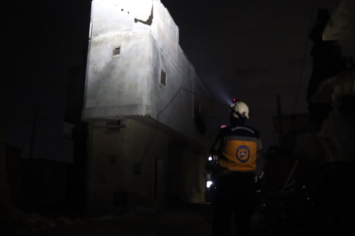 SyriaCivilDef's tweet photo. A child was killed and his mother was critically injured as a result of Syrian regime forces artillery shelling in residential neighborhoods in the town of Abzimo, west of #Aleppo , this evening, Sunday, May 5.
Our teams inspected the targeted area and reported no other injuries.
#WhiteHelmets #Syria