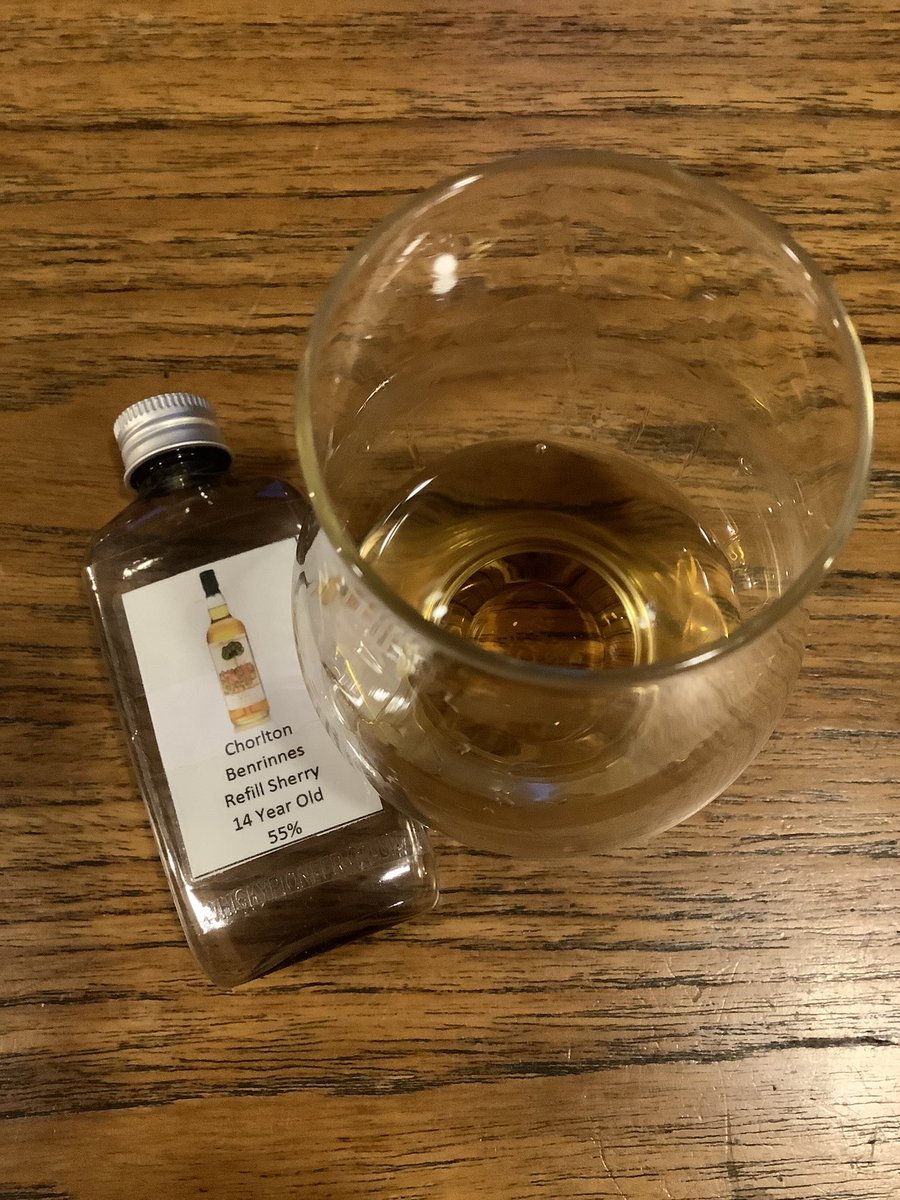 1_womans_whisky's tweet photo. Raided the sample box for a few #BankHoliday drams. Chorlton Teaninich 12 yo, 6 yo @MasterOfMalt Speyside distillery & Chorlton Benrinnes 14 yo. Most enjoyable.
#dramtime #SundayDram https://t.co/KUp0XPU22O