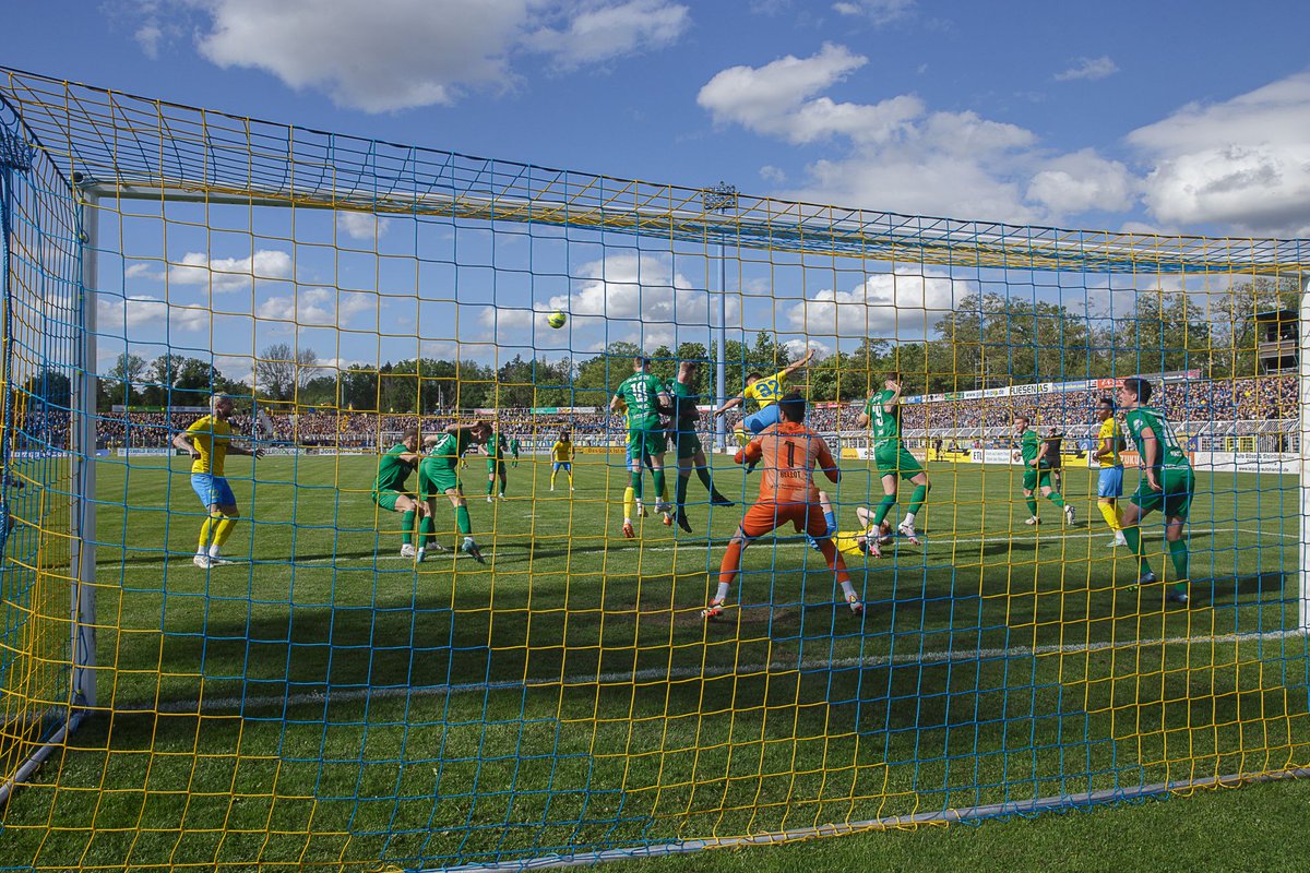 TOLLE KULISSE ABER KEINE PUNKTE Der 1. FC Lok hat das 111. Stadtderby vor heimischer Kulisse gegen die BSG Chemie 0:2 verloren. Unser Spielbericht: lok-leipzig.com/news/detail/to… #lokleipzig #fußballpur #LOKBSG