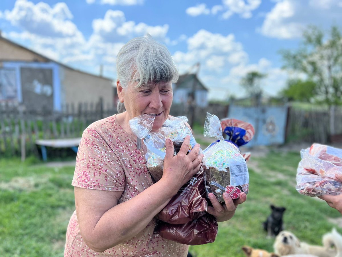 Ukrainians are celebrating Easter today. Families living under threat of attack lack basic food & water, let alone the ingredients to mark special occasions with sweets. To spread joy, our team served pasky—traditional Easter cakes—along with meals & food kits. #ChefsForUkraine