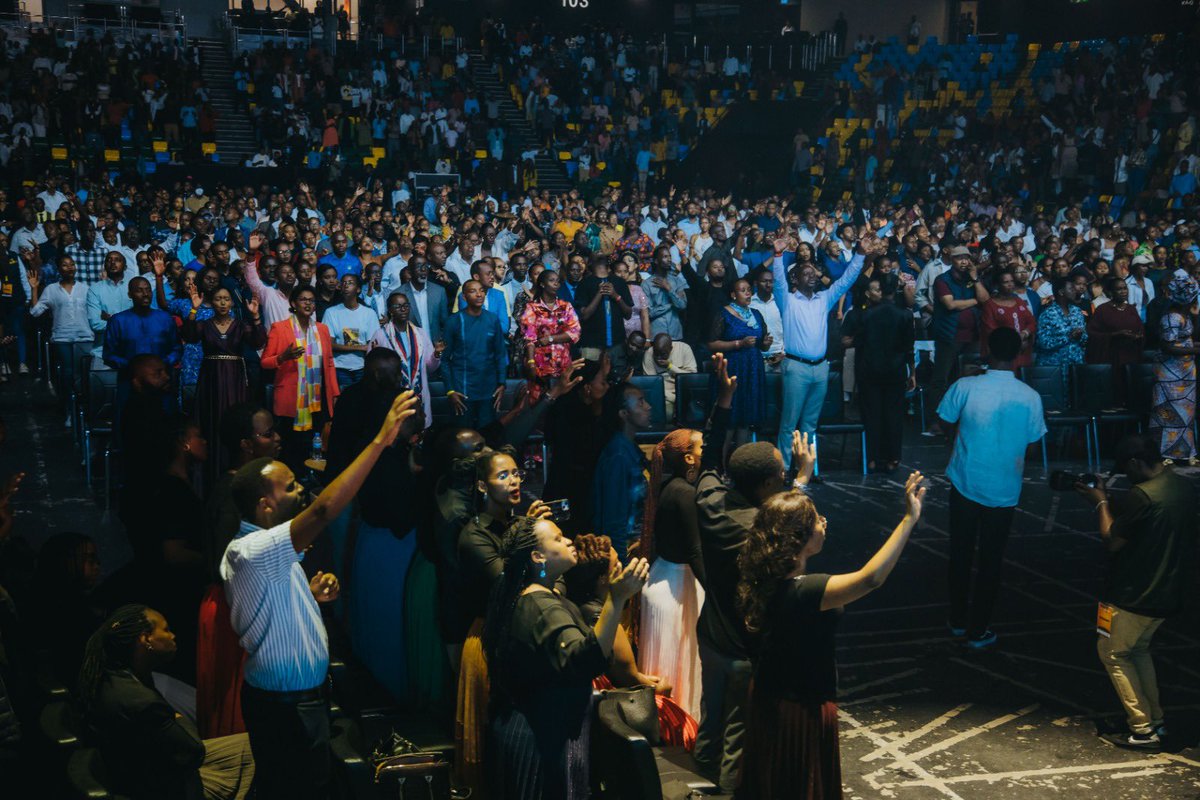 Stepping into the spotlight after @IsraeMbonyi, @Chrysondasingw2 transforms the @bkarenarw into a sanctuary of praise and worship at the #WahozehoAlbumLaunch