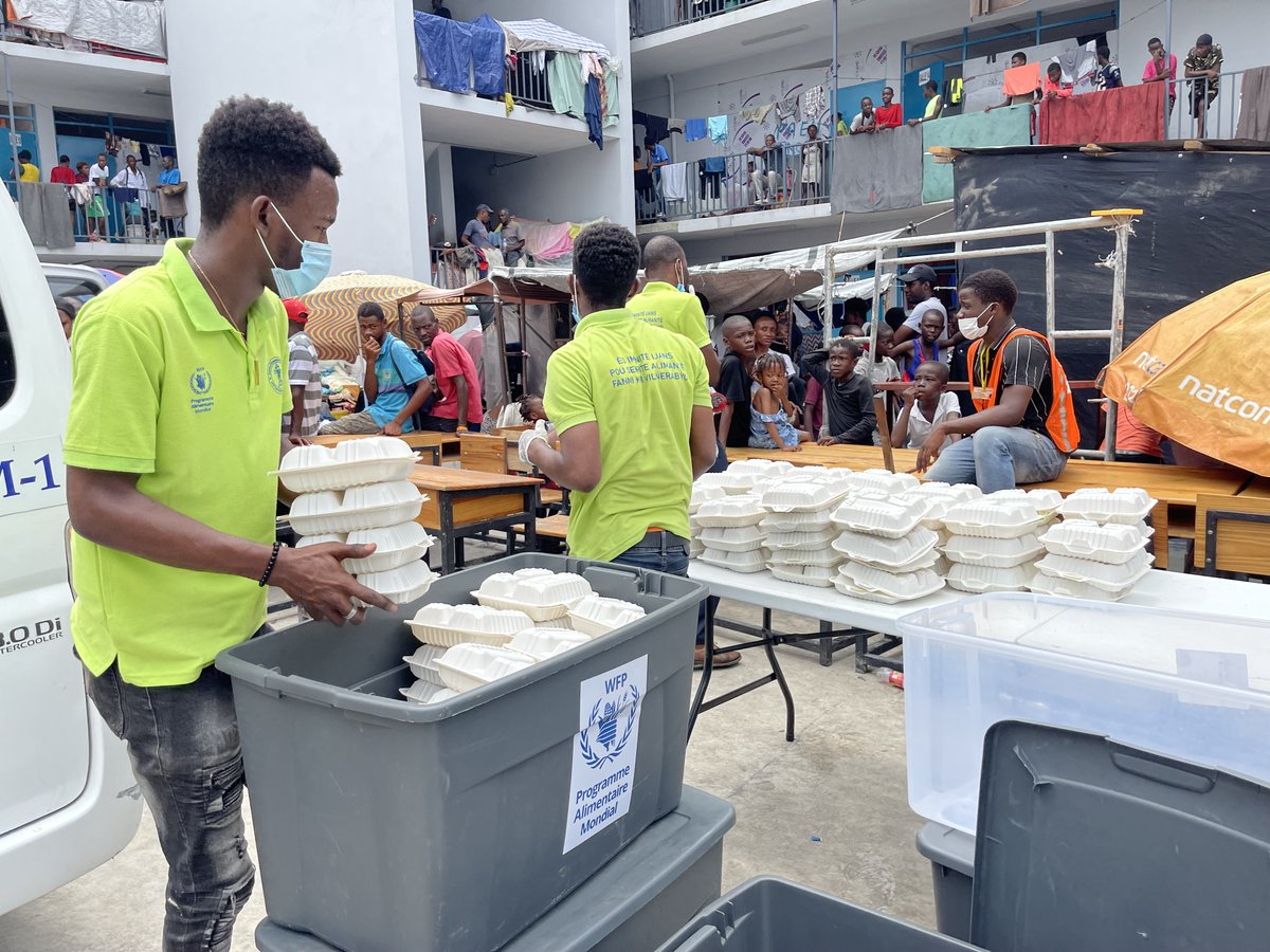 Amidst escalating violence since March, @WFP provided assistance to 660,000+ individuals through all operations in #Haiti, including social protection and school meal programs. As part of the emergency response, 94,000 displaced people in the capital received over 785,000 meals.