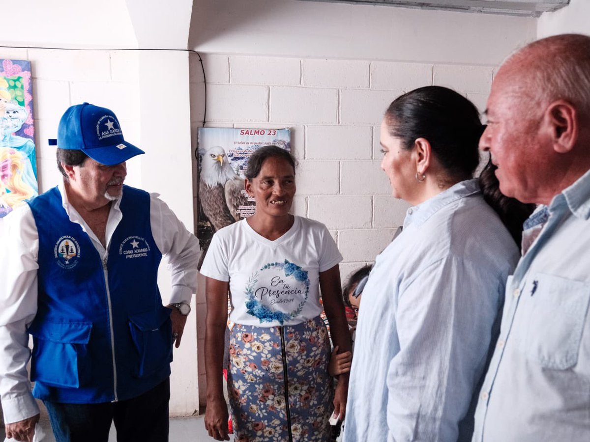 Esta mañana realice un recorrido por el proyecto habitacional Tulipanes en Villanueva, Cortes. Me trajo tantos recuerdos y emociones al compartir con cientos de familias que se vieron beneficiadas con el proyecto que nació en el corazón de @JuanOrlandoH, en un momento tan difícil