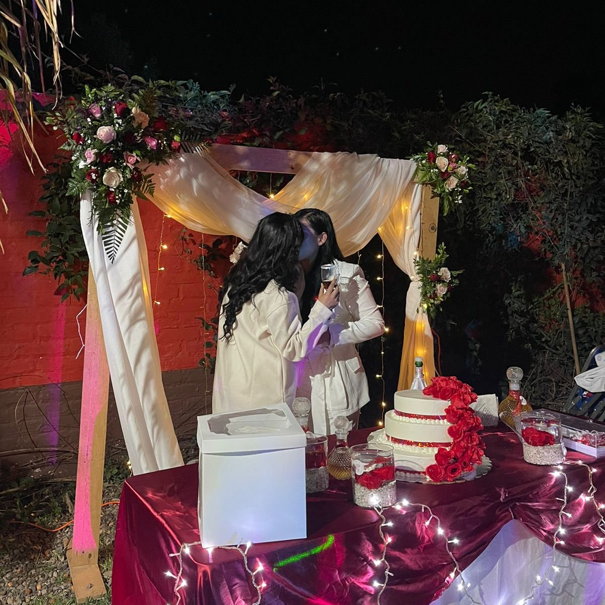 MichMoreno21's tweet photo. El mejor día de mi vida #matrimoniolgbt #LGBT #loveislove #matrimonioigualitario https://t.co/LKgqWgBztq