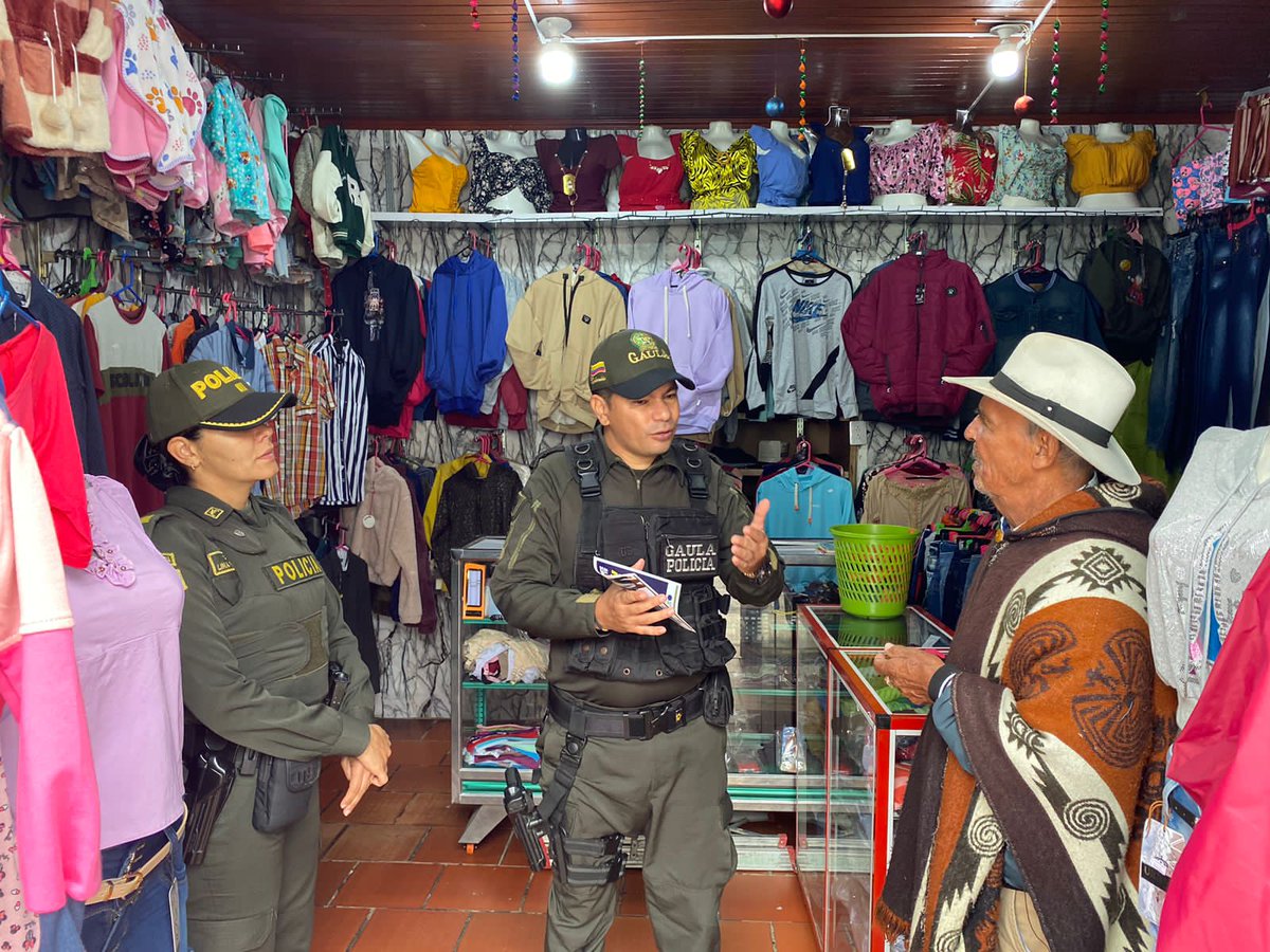 PoliciaNteSder's tweet photo. En el municipio de #Chitaga con nuestras unidades @GaulaPolicia se llevan a cabo jornadas de prevención en contra de la extorsión.
¡No dejes que te engañen! Cuelga y marca la #Línea165. https://t.co/n5fTPmcxTz