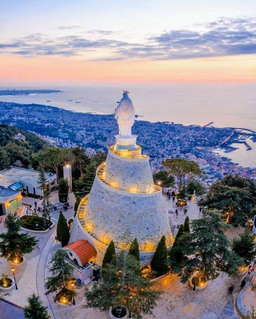 Beauté architecturale.Soutien aux chrétiens d'Orient .
Harissa, Liban .Mois de mai, mois de Marie 💙