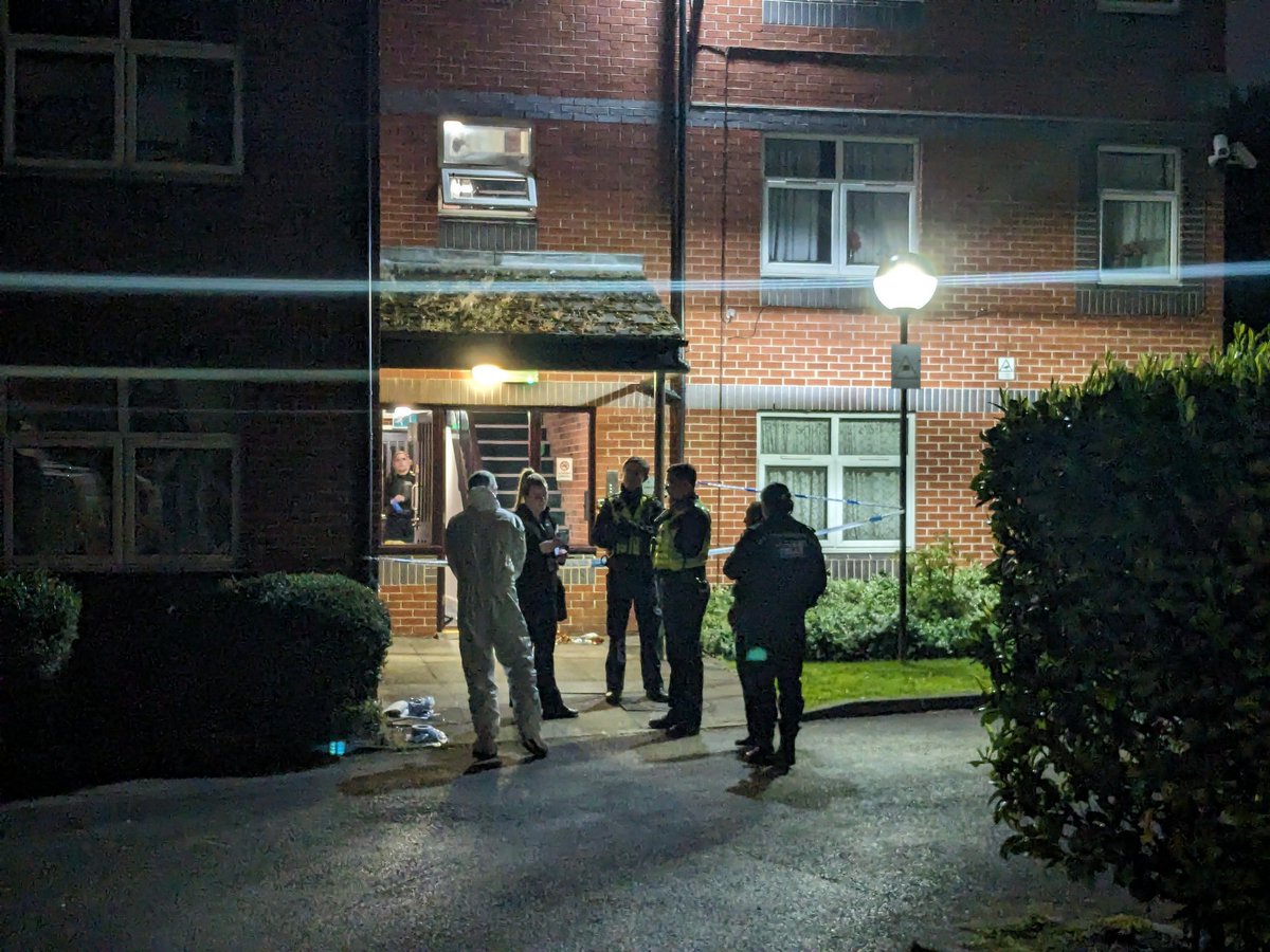 I'm in Whalley Range where a block of flats has been taped off. Forensics officers have just arrived and are entering the building @MENnewsdesk