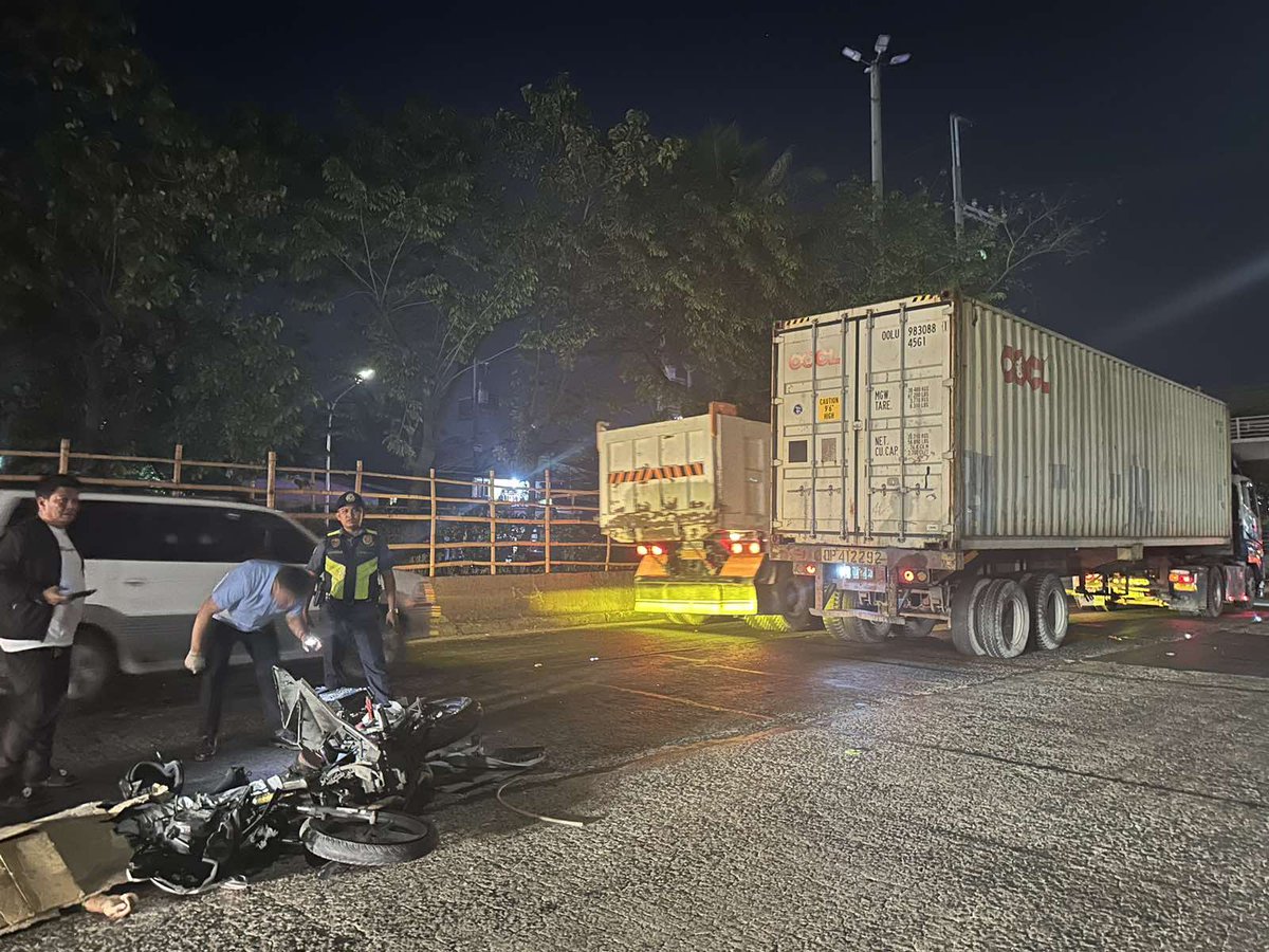 Patay ang dalawang lalaki matapos sumalpok ang sinasakyang motorsiklo sa isang trailer truck sa kahabaan ng Road 10 sa Tondo, Maynila, Lunes ng madaling araw. Ang insidente, hagip sa CCTV. @ABSCBNNews