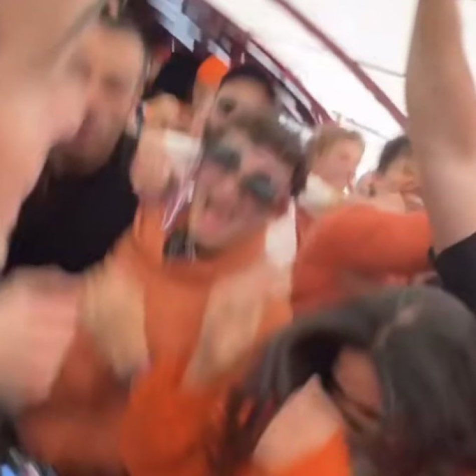 journalofkaat's tweet photo. lando norris fans atm if he wins the #MiamiGP https://t.co/COCj7DKjPE