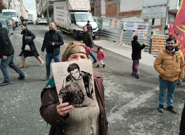 "Gülüşü halkımızın
Sıcak yüzü gibi,
Umut içinde,
Çarpan yüreğin,
Gözlerine baktım,
Derin ve mahrur."

#6Mayıs
#6Mayıs1972
#DenizGezmiş
