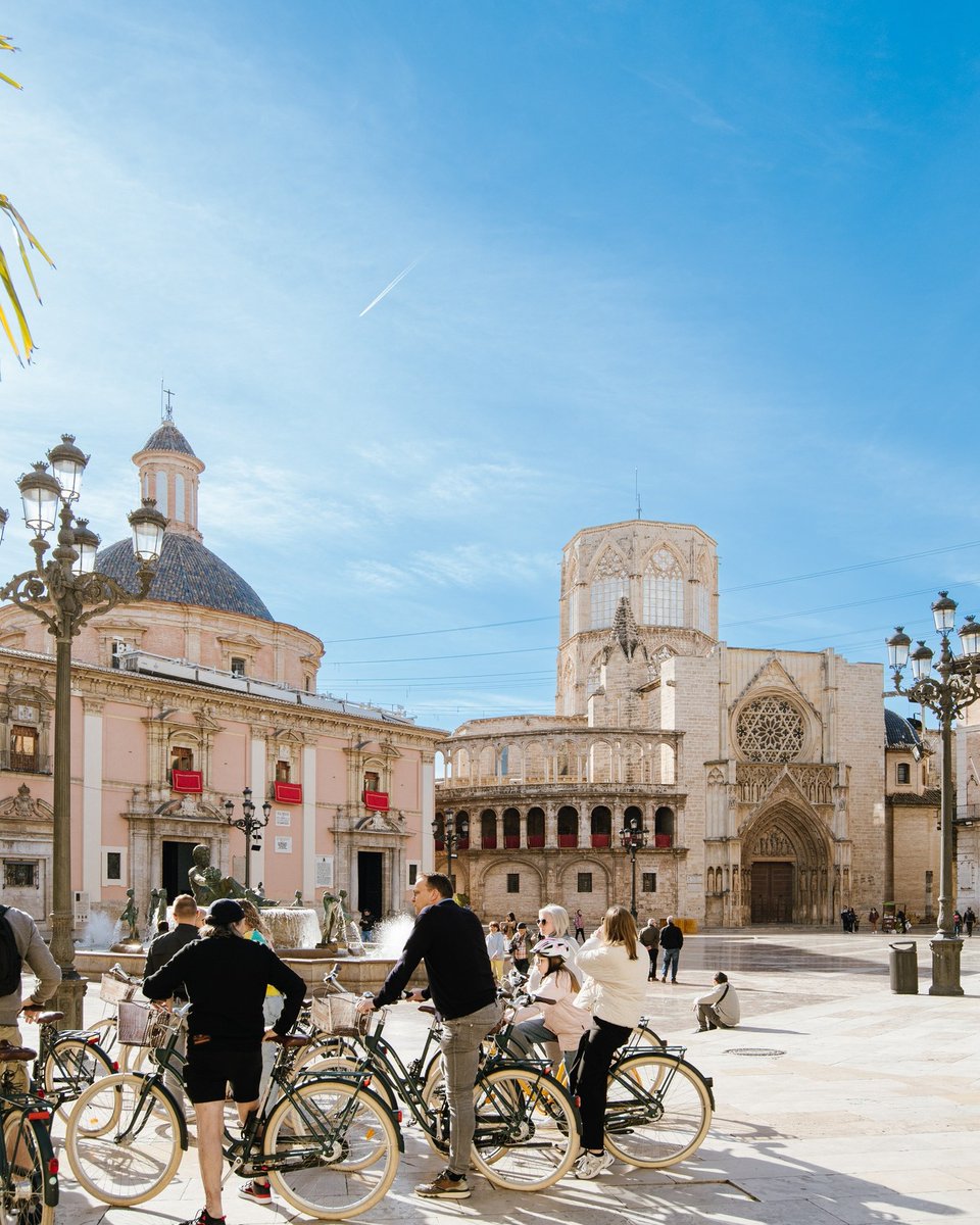 Descubrir València sobre dos ruedas es un placer.🚲 ¡Aprovecha los más de 200 km de carril bici! #VisitValència #València #VibraConValència